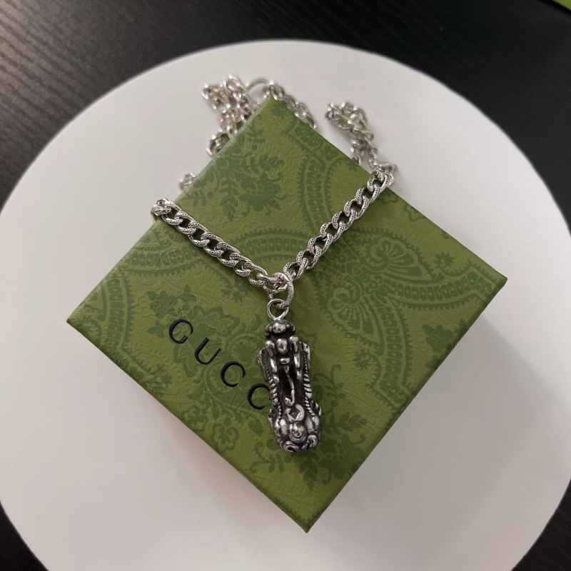G*u*i necklaces